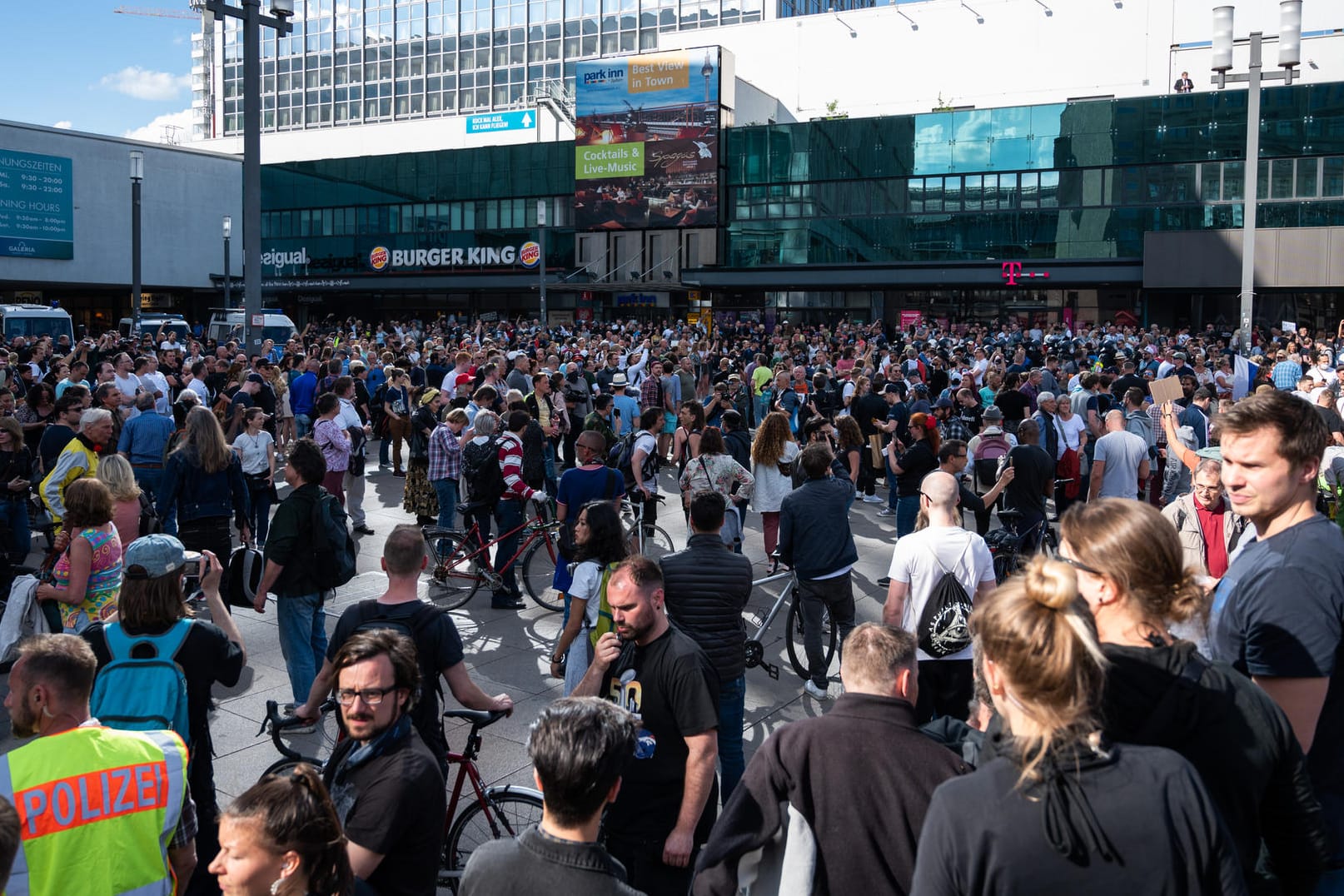Menschen demonstrieren gegen die Corona-Maßnahmen auf dem Alexanderplatz in Berlin: Das Robert Koch-Institut hat am Abend mitgeteilt, dass die Corona-Reproduktionsrate in Deutschland wieder gestiegen ist.