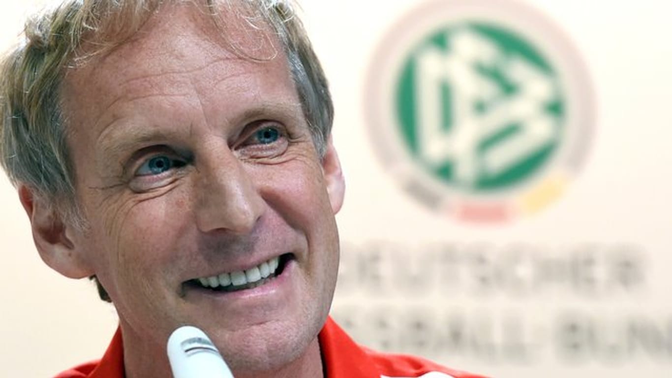 Der Sportpsychologe Hans-Dieter Hermann arbeitet seit vielen Jahren beim DFB mit dem Nationalteam von Bundestrainer Joachim Löw.