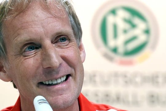 Der Sportpsychologe Hans-Dieter Hermann arbeitet seit vielen Jahren beim DFB mit dem Nationalteam von Bundestrainer Joachim Löw.
