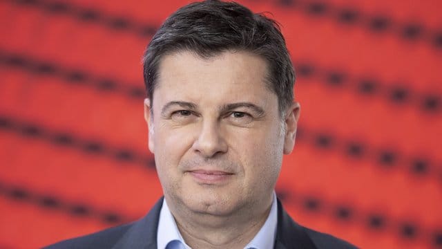 Die Bundesliga-Fortsetzung ist "absoluter Notbetrieb", sagt DFL-Geschäftsführer Christian Seifert. Die Bundesliga-Fortsetzung ist "absoluter Notbetrieb", sagt DFL-Geschäftsführer Christian Seifert.
