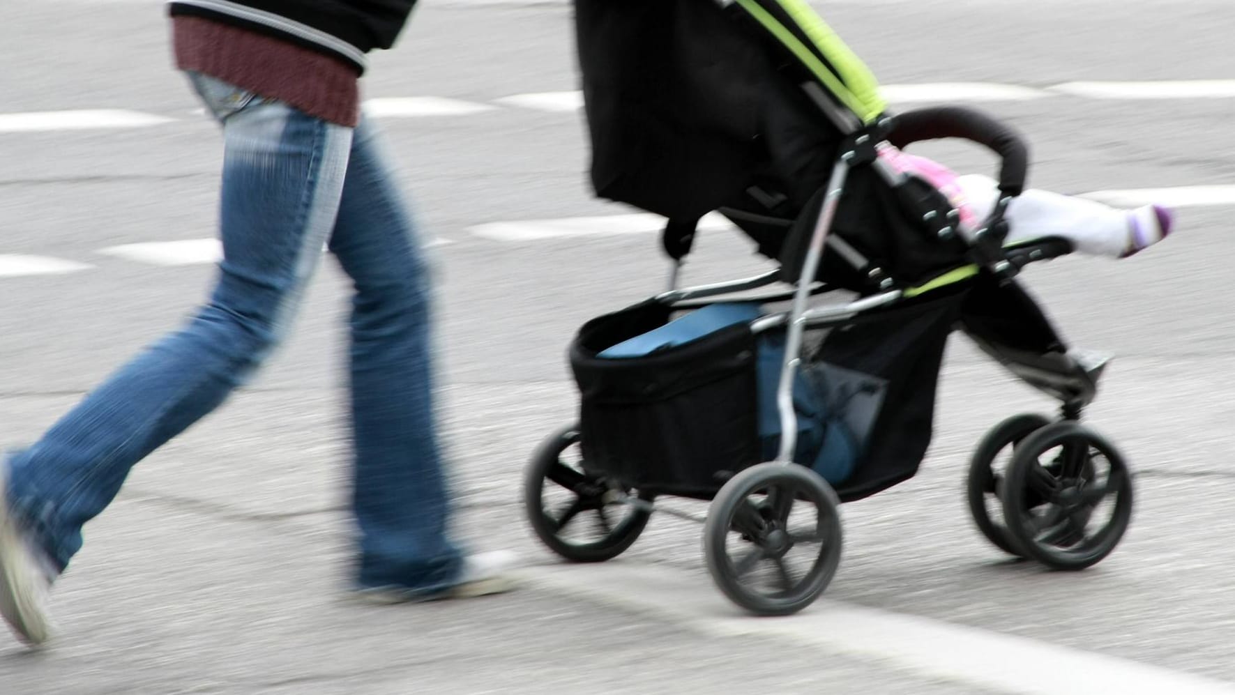 Eine Frau schiebt einen Kinderwagen über eine Straße: In Hamburg wurde bei einem Unfall ein kleines Mädchen verletzt. (Symbolfoto) Eine Frau schiebt einen Kinderwagen über eine Straße: In Hamburg wurde bei einem Unfall ein kleines Mädchen verletzt. (Symbolfoto)
