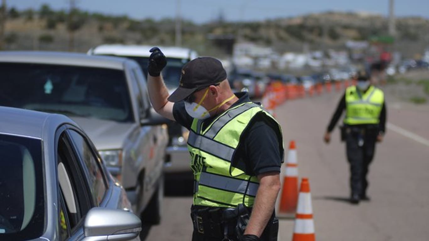 Polizisten kontrollieren im US-Bundesstaat New Mexico, ob nicht mehr als zwei Personen in den vorbeifahrenden Autos sitzen.