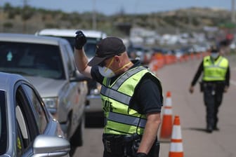 Polizisten kontrollieren im US-Bundesstaat New Mexico, ob nicht mehr als zwei Personen in den vorbeifahrenden Autos sitzen.
