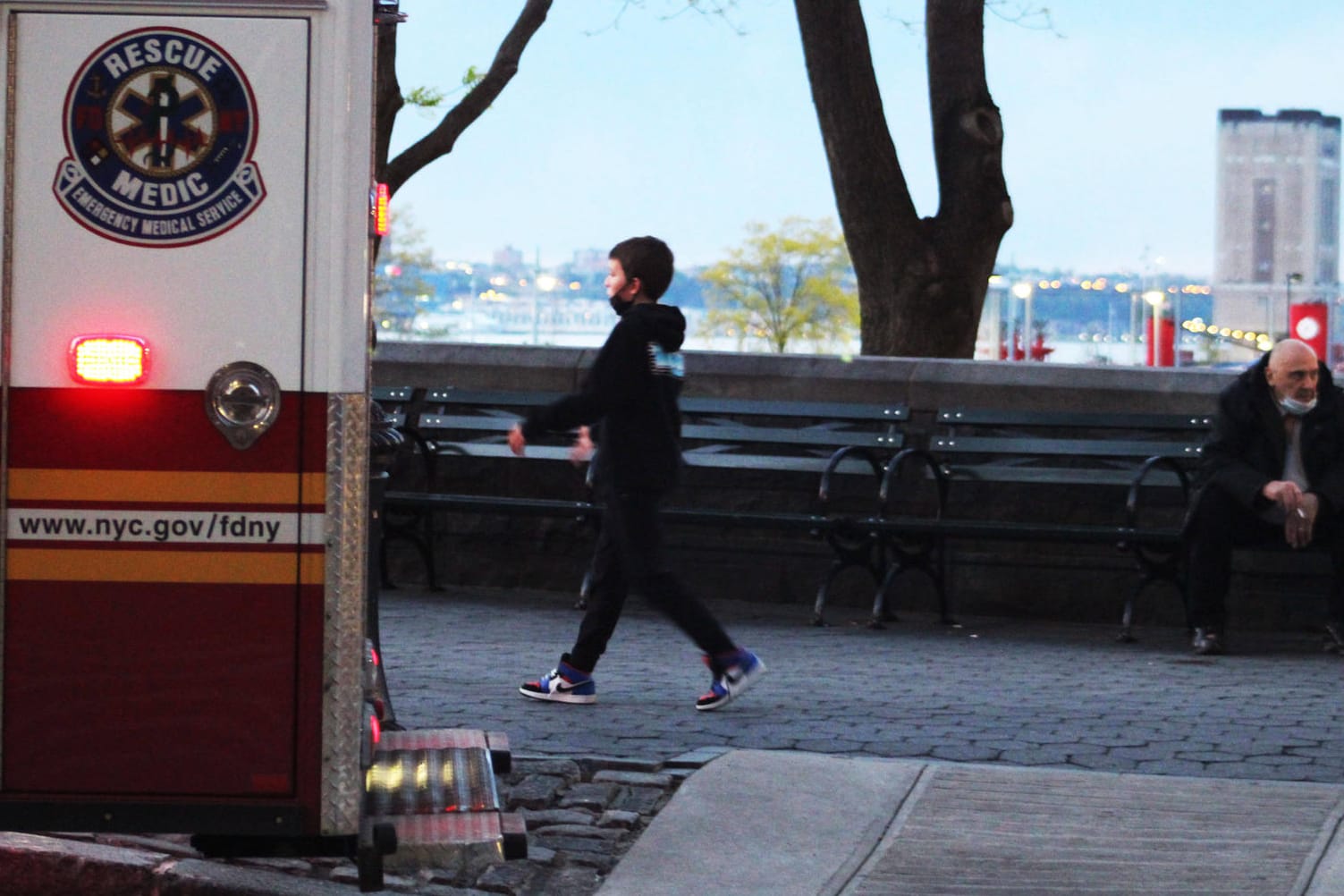 Ein kleiner Junge läuft während der Corona-Krise durch New York City: Drei Kinder sind an einem rätselhaften Syndrom in Verbindung mit dem Coronavirus gestorben.