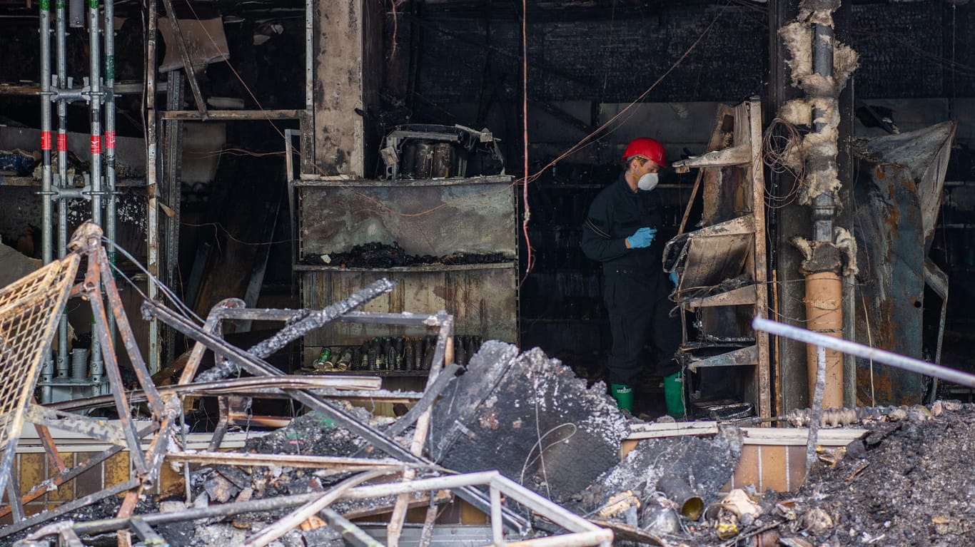 Ein Geschäft nach einem Brandanschlag in Waldkraiburg: Der mutmaßliche Täter handelte offenbar auf Hass.