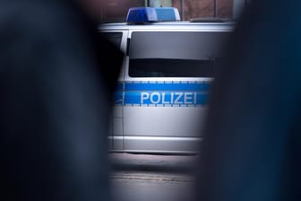 Ein Polizeifahrzeug in Dortmund: Einsatzkräfte haben einen Rechtsextremen in Gewahrsam genommen, der ein Presseteam angegriffen hatte. (Symbolfoto)