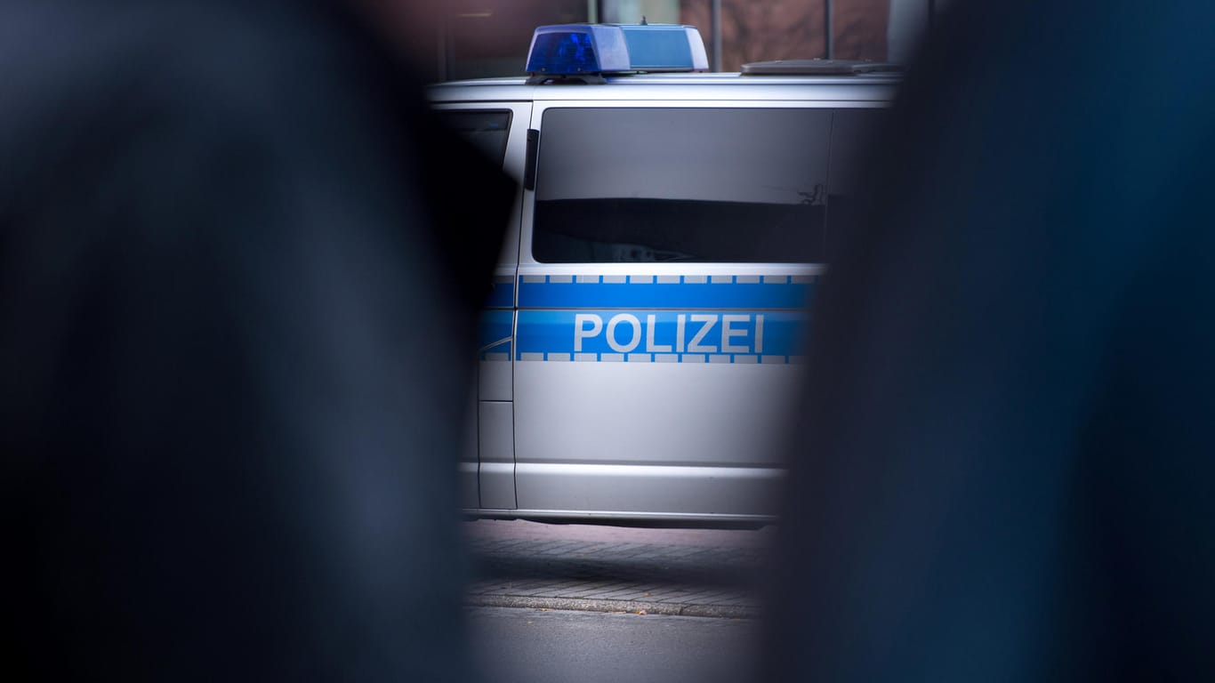 Ein Polizeifahrzeug in Dortmund: Einsatzkräfte haben einen Rechtsextremen in Gewahrsam genommen, der ein Presseteam angegriffen hatte. (Symbolfoto)