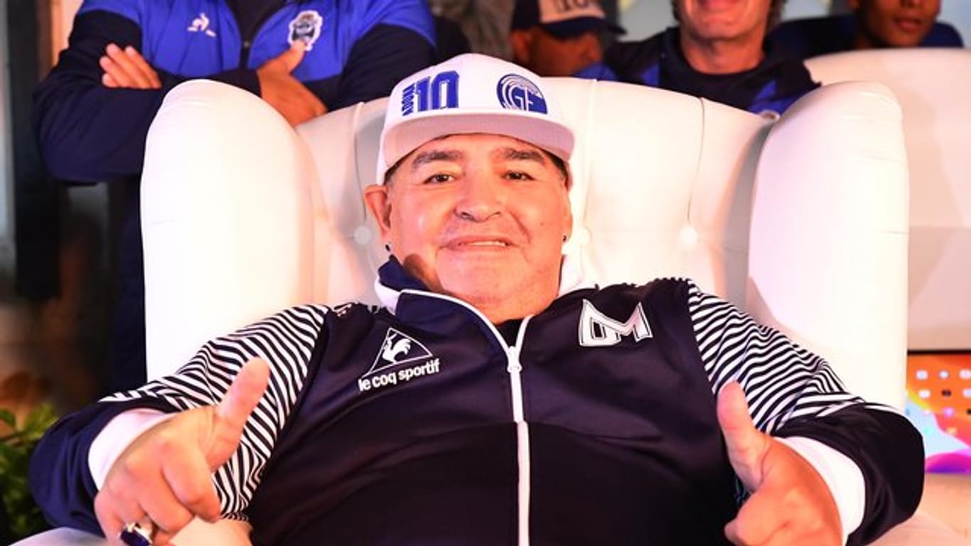 Diego Maradona unterstützt eine argentinische Suppenküche und gibt ein WM-Trikot für eine Versteigerung.