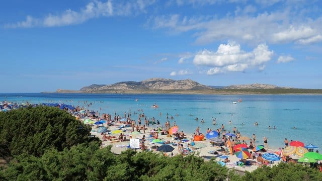 Badegäste am Strand auf der Mittelmeerinsel Sardinien (Archiv). Badegäste am Strand auf der Mittelmeerinsel Sardinien (Archiv).