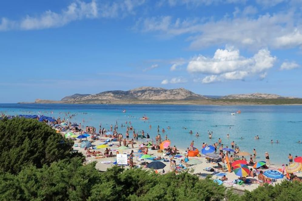 Badegäste am Strand auf der Mittelmeerinsel Sardinien (Archiv).