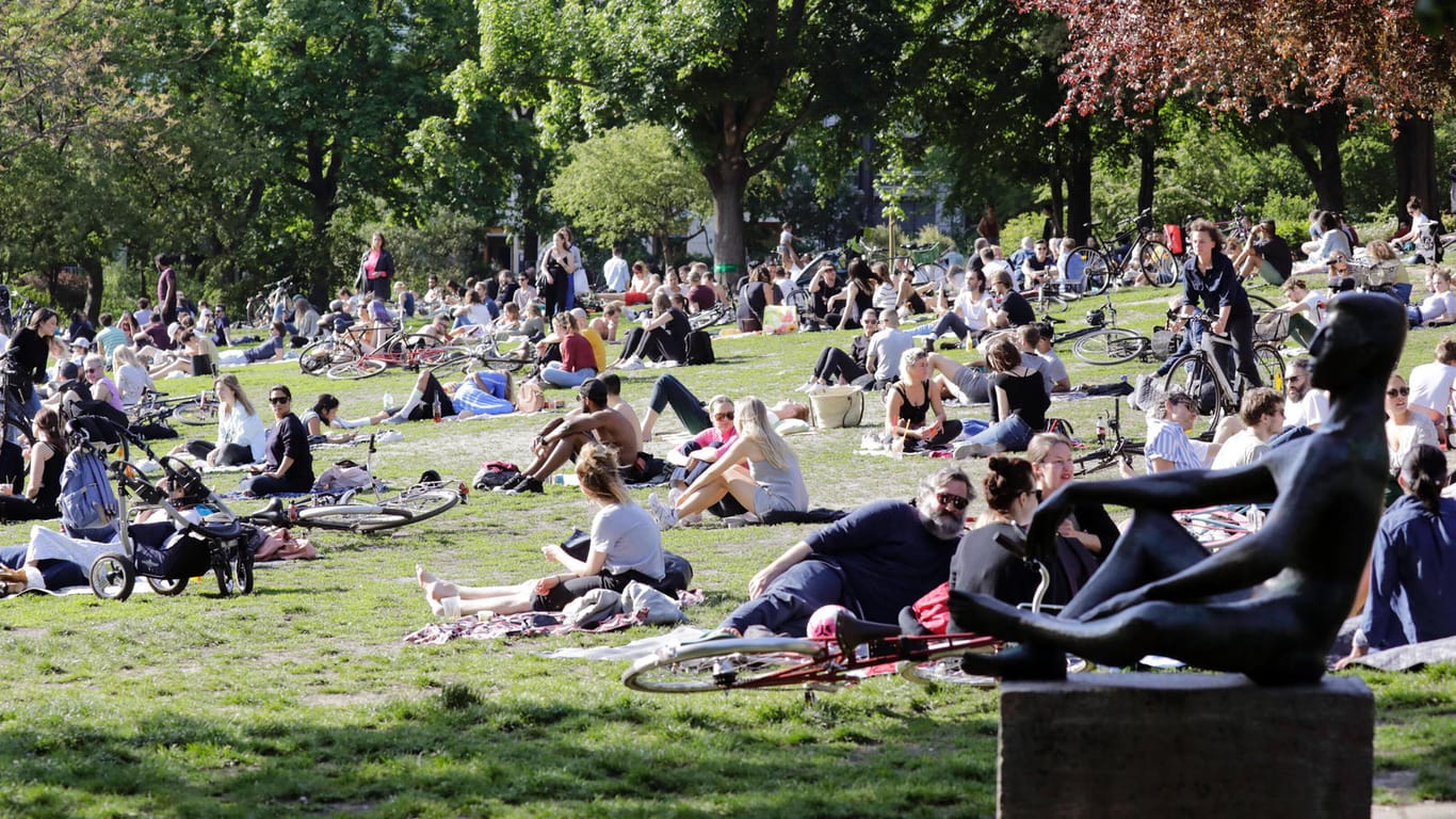 Berlin: Menschen genießen zu zweit oder in Gruppen im Volkspark am Weinberg die sommerlichen Temperaturen.