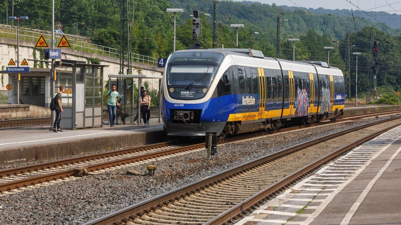 Eine Regionalbahn fährt in den Bahnhof Bielefeld-Brackwede ein: Ein Kleinkind kam bei einem Unfall ums Leben. (Symbolfoto)