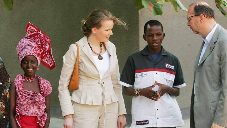 Aids-Vorkämpfer und Königin: Peter Piot mit Mathilde von Belgien, damals noch Prinzessin, beim Besuch eines Unicef-Projekts gegen die Immunschwächekrankheit in Tansania.