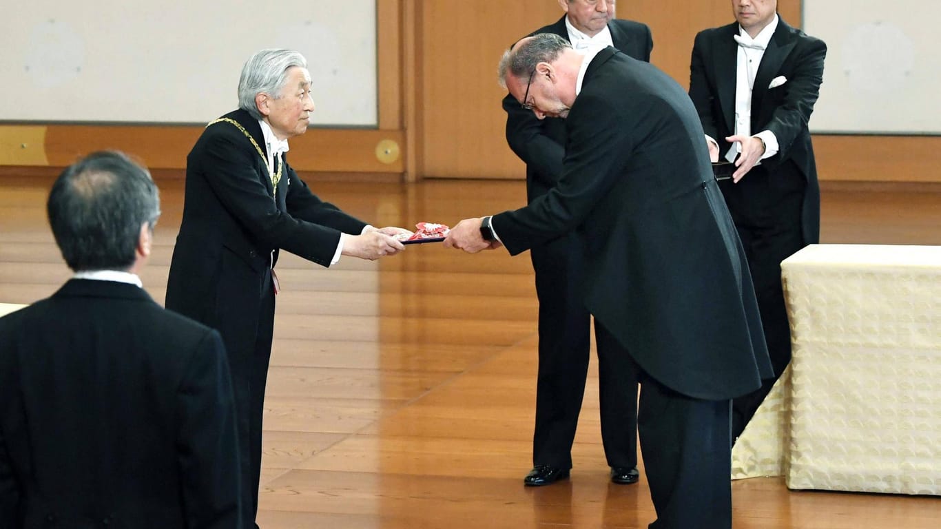 Vielfach international ausgezeichnet: Peter Piot bekommt Ende 2018 vom damaligen japanischen Kaiser Akihito den Orden der Aufgehenden Sonne. Piot beriet auch die japanische Regierung.