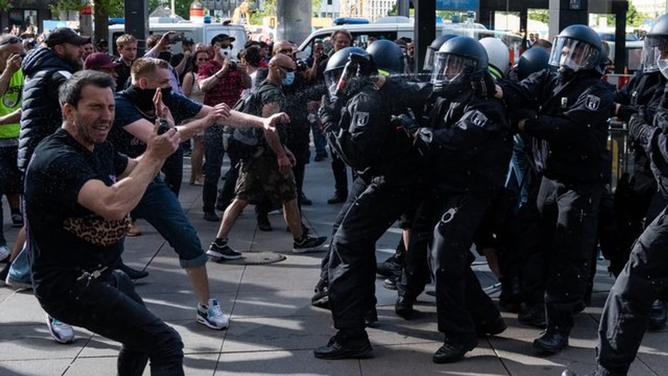 Polizisten setzen Pfefferspray gegen Demonstranten ein