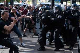 Polizisten setzen Pfefferspray gegen Demonstranten ein