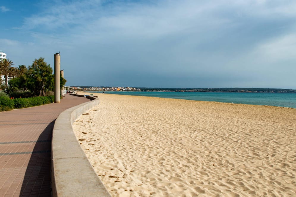 Ein leerer Strand in Playa de Palma: Dass Bars und Hotels auf Mallorca bald öffnen dürfen, bringt nichts, wenn keine Gäste anreisen können.