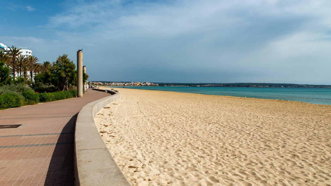 Ein leerer Strand in Playa de Palma: Dass Bars und Hotels auf Mallorca bald öffnen dürfen, bringt nichts, wenn keine Gäste anreisen können.