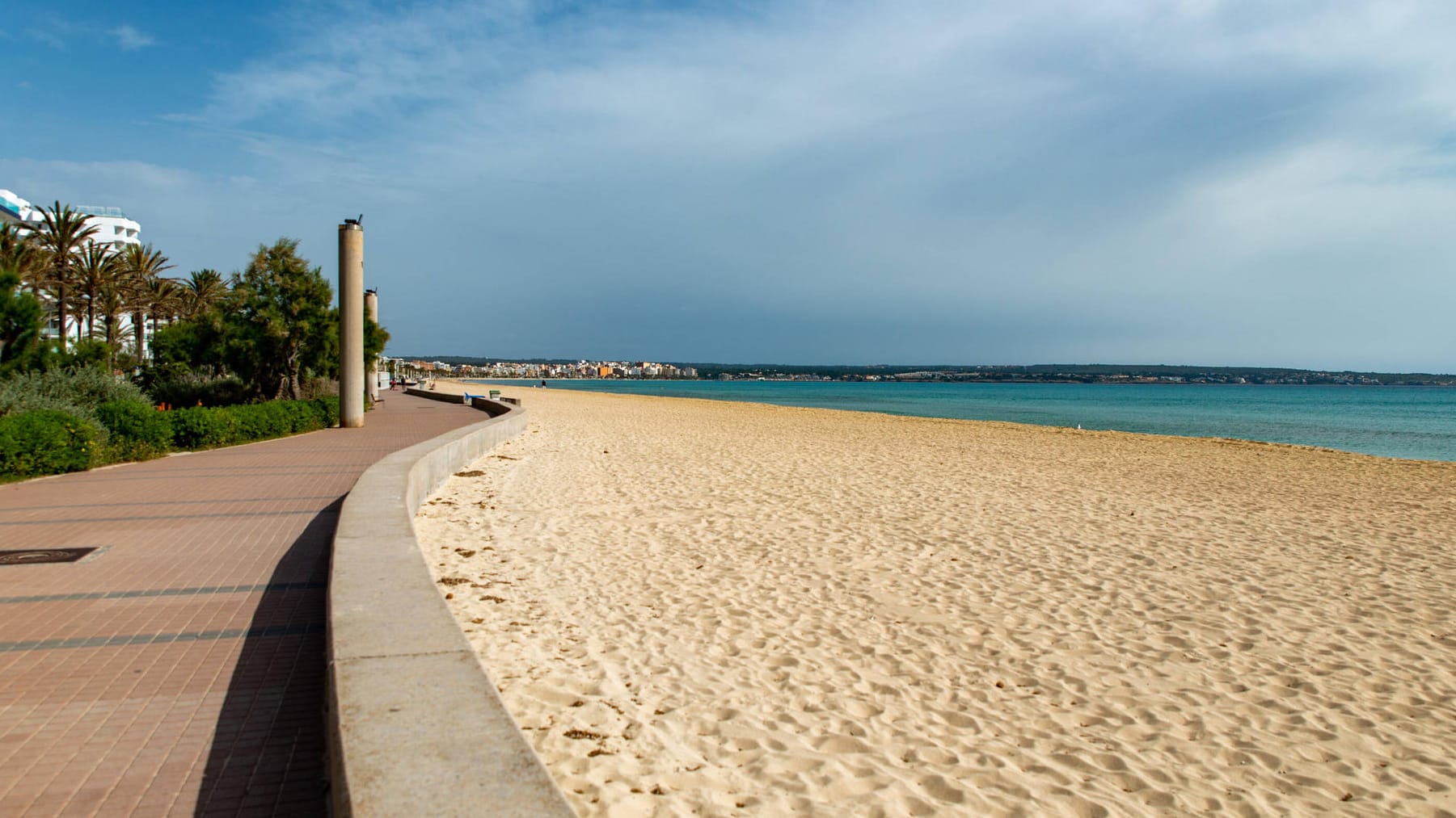 Ein leerer Strand in Playa de Palma: Dass Bars und Hotels auf Mallorca bald öffnen dürfen, bringt nichts, wenn keine Gäste anreisen können. Ein leerer Strand in Playa de Palma: Dass Bars und Hotels auf Mallorca bald öffnen dürfen, bringt nichts, wenn keine Gäste anreisen können.