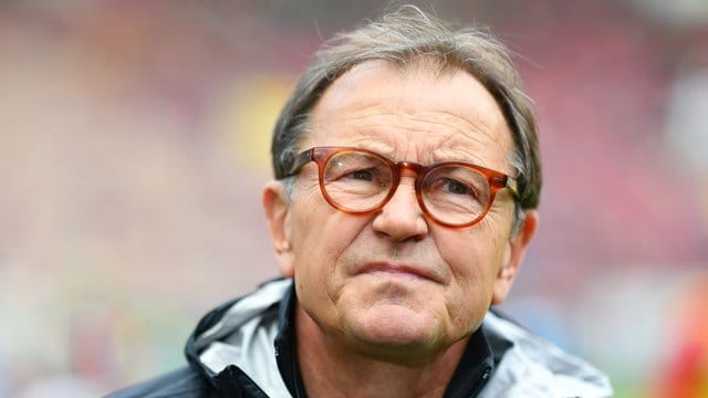 Für Ewald Lienen ist die der Fußball in seiner Gesamtheit wichtig, nicht schmückende Pokale. Für Ewald Lienen ist die der Fußball in seiner Gesamtheit wichtig, nicht schmückende Pokale.