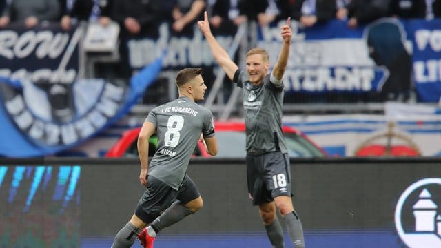 Nürnbergs Hanno Behrens (r) hält nicht vom Jubel-Verbot.