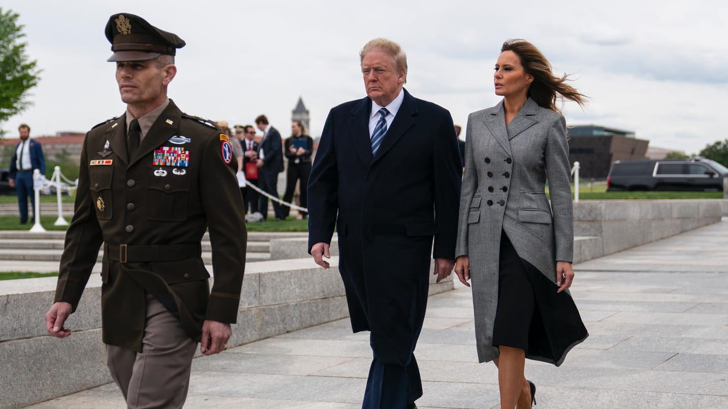 US-Präsident Donald Trump und die First Lady Melania Trump bei einer Gedenkveranstaltung zum 75. Jahrestag des Kriegsendes. US-Präsident Donald Trump und die First Lady Melania Trump bei einer Gedenkveranstaltung zum 75. Jahrestag des Kriegsendes.