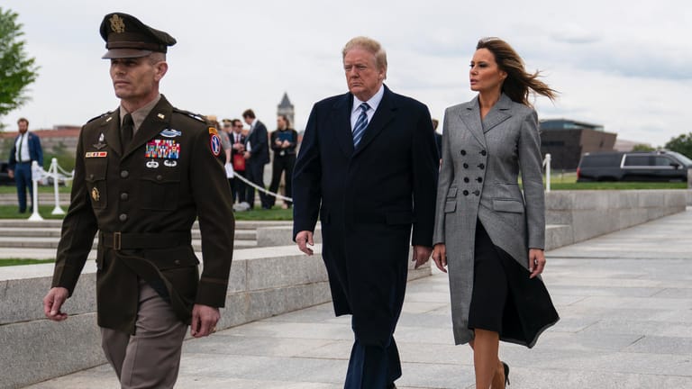 US-Präsident Donald Trump und die First Lady Melania Trump bei einer Gedenkveranstaltung zum 75. Jahrestag des Kriegsendes.