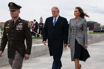 US-Präsident Donald Trump und die First Lady Melania Trump bei einer Gedenkveranstaltung zum 75. Jahrestag des Kriegsendes.