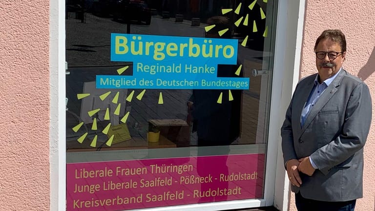 Reginald Hanke vor seinem Bürgerbüro in Thüringen: "Erfolg gegen Rot-Rot-Grün.“