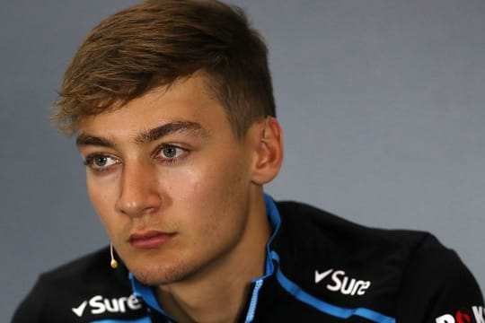 Williams-Pilot George Russell hat erstmals ein virtuelles Formel-1-Rennen gewonnen.