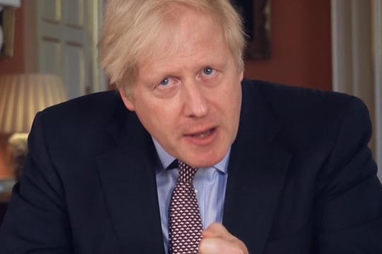 Boris Johnson verkündet in einer Ansprache erste Lockerungen.