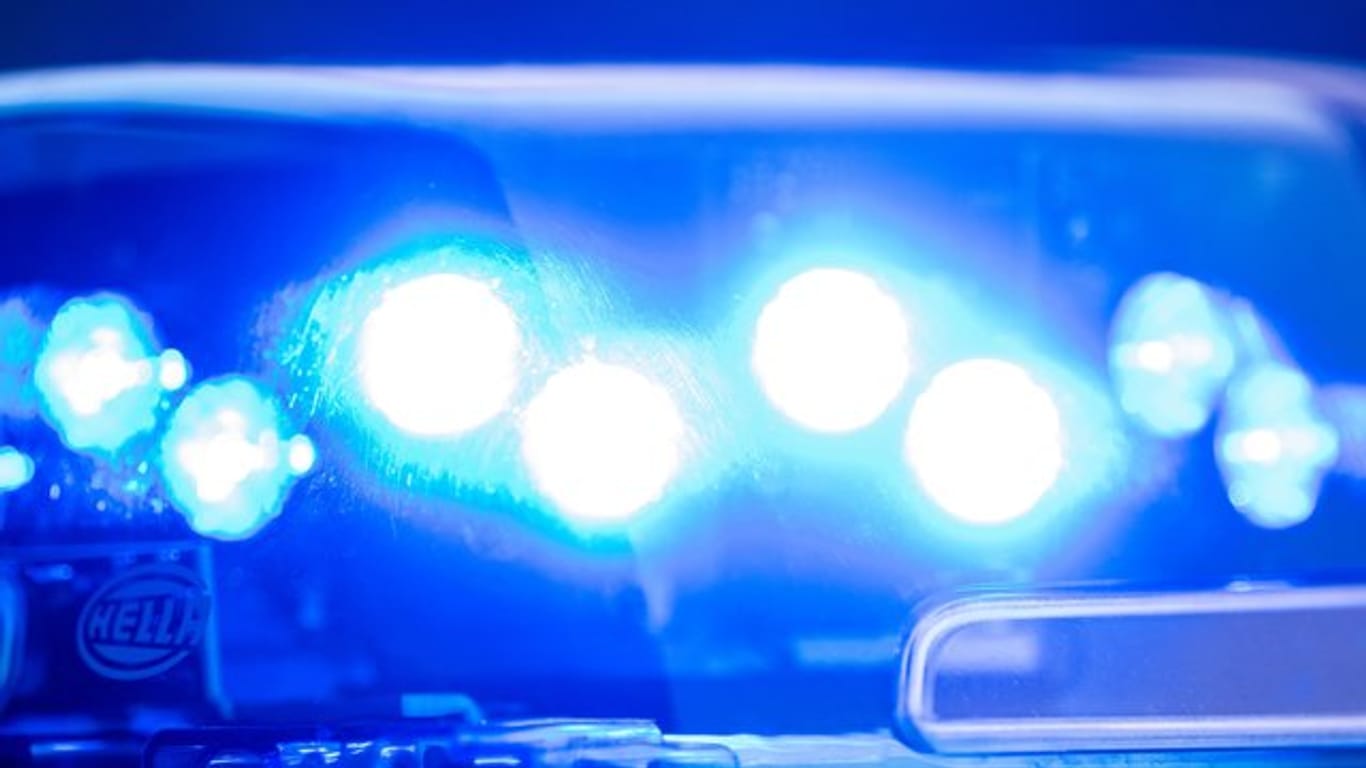 Ein Blaulicht an einer Polizeistreife: Zwei Polizisten sind nach einer Attacke in Nordrhein-Westfalen schwer verletzt.