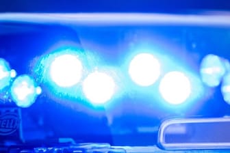 Ein Blaulicht an einer Polizeistreife: Zwei Polizisten sind nach einer Attacke in Nordrhein-Westfalen schwer verletzt.