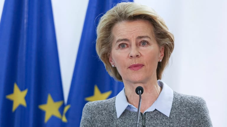Ursula von der Leyen (CDU) spricht während einer Presseerklärung: Die Präsidentin der Europäischen Kommission erwägt ein Verfahren gegen Deutschland.