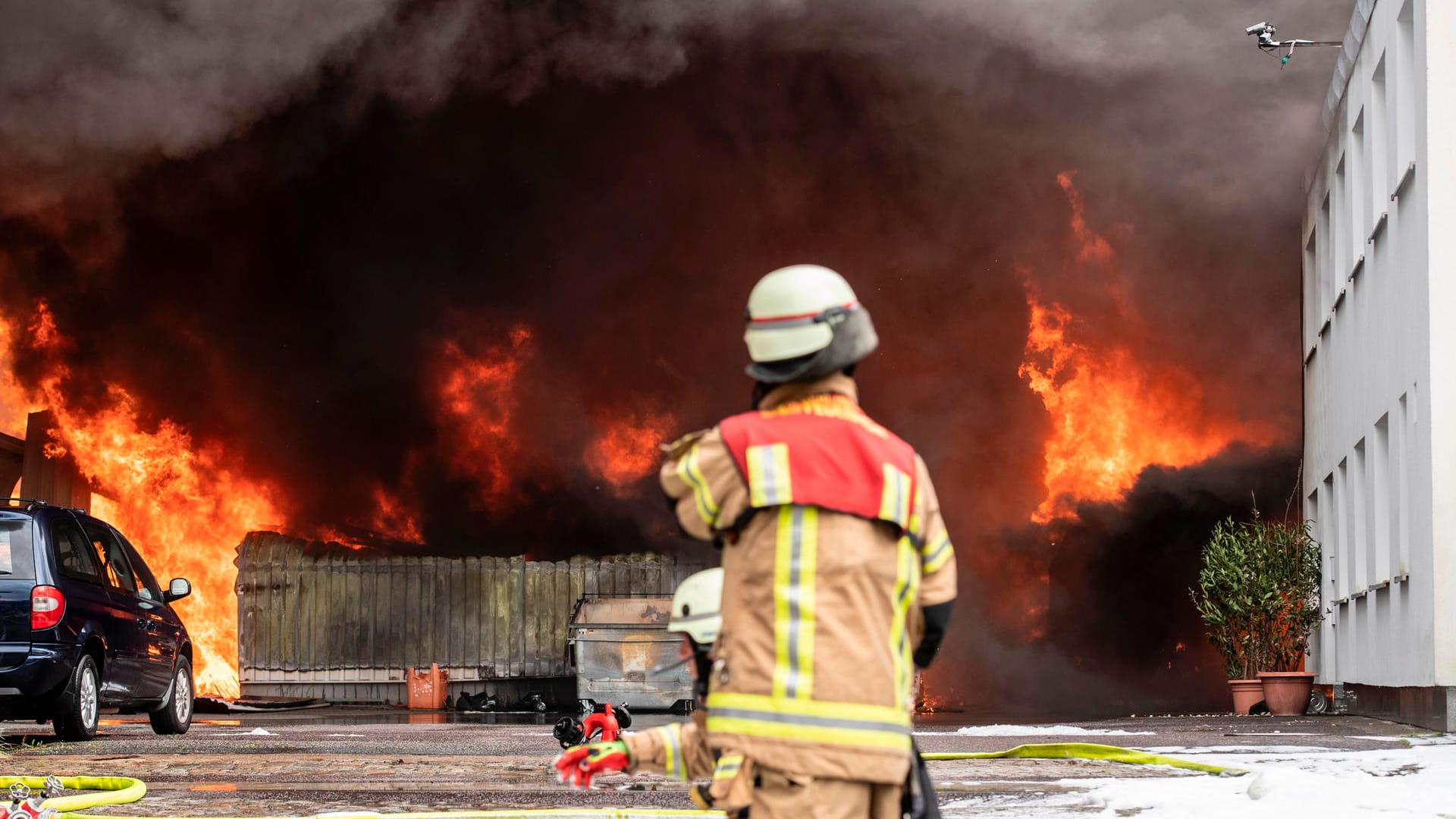 Flammen sind auf einem Gewerbegrundstück an der Flohrstraße zu sehen: Im Stadtteil Tegel waren nach ersten Angaben der Feuerwehr mehrere Lagerhallen in Brand geraten.