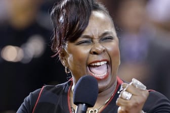 Die Sängerin Betty Wright singt 2013 die Nationalhymne vor einem NBA-Basketballspiel zwischen den Miami Heat und den New York Knicks.