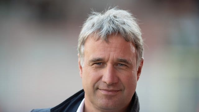 "Es wäre wünschenswert, bei Transfers die Kräfteverhältnisse zwischen Vereinen, Spielern und Beratern wieder besser auszubalancieren", sagt Bode. "Es wäre wünschenswert, bei Transfers die Kräfteverhältnisse zwischen Vereinen, Spielern und Beratern wieder besser auszubalancieren", sagt Bode.