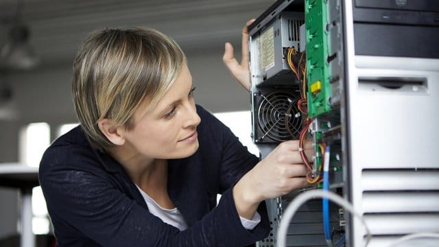 Jungen Frauen fehlt es oft an beruflichen Vorbildern im MINT-Bereich.