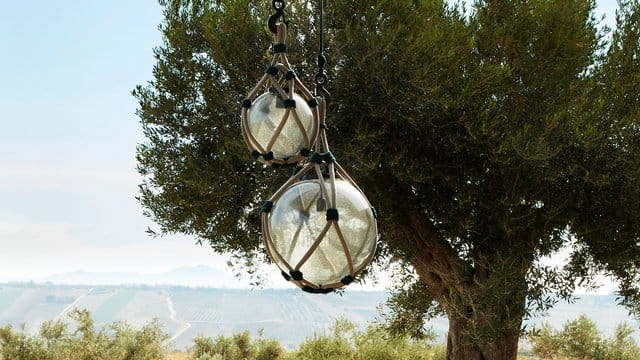 Das Modell Bollicosa Nautilus von Cassina erinnert an die Glaskugeln, die Fischer früher mit Tau umflochten und an die Enden ihrer Netze banden, um sie über Wasser zu halten.