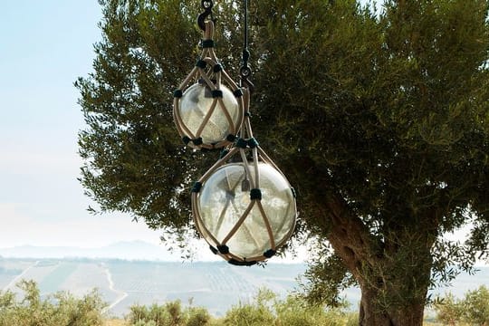 Das Modell Bollicosa Nautilus von Cassina erinnert an die Glaskugeln, die Fischer früher mit Tau umflochten und an die Enden ihrer Netze banden, um sie über Wasser zu halten.