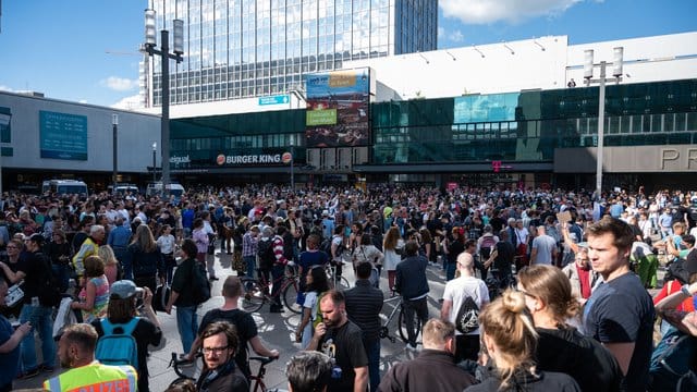 Zahlreiche Menschen hatten sich auf dem Berliner Alexanderplatz unangemeldet zu einer Demonstration versammelt. Zahlreiche Menschen hatten sich auf dem Berliner Alexanderplatz unangemeldet zu einer Demonstration versammelt.