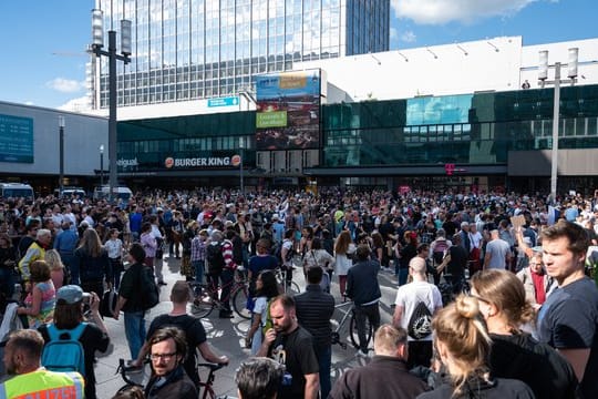 Zahlreiche Menschen hatten sich auf dem Berliner Alexanderplatz unangemeldet zu einer Demonstration versammelt.