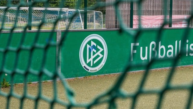 Das DFB-Präsidium berät unter anderem über die Fortsetzung des DFB-Pokals. Das DFB-Präsidium berät unter anderem über die Fortsetzung des DFB-Pokals.
