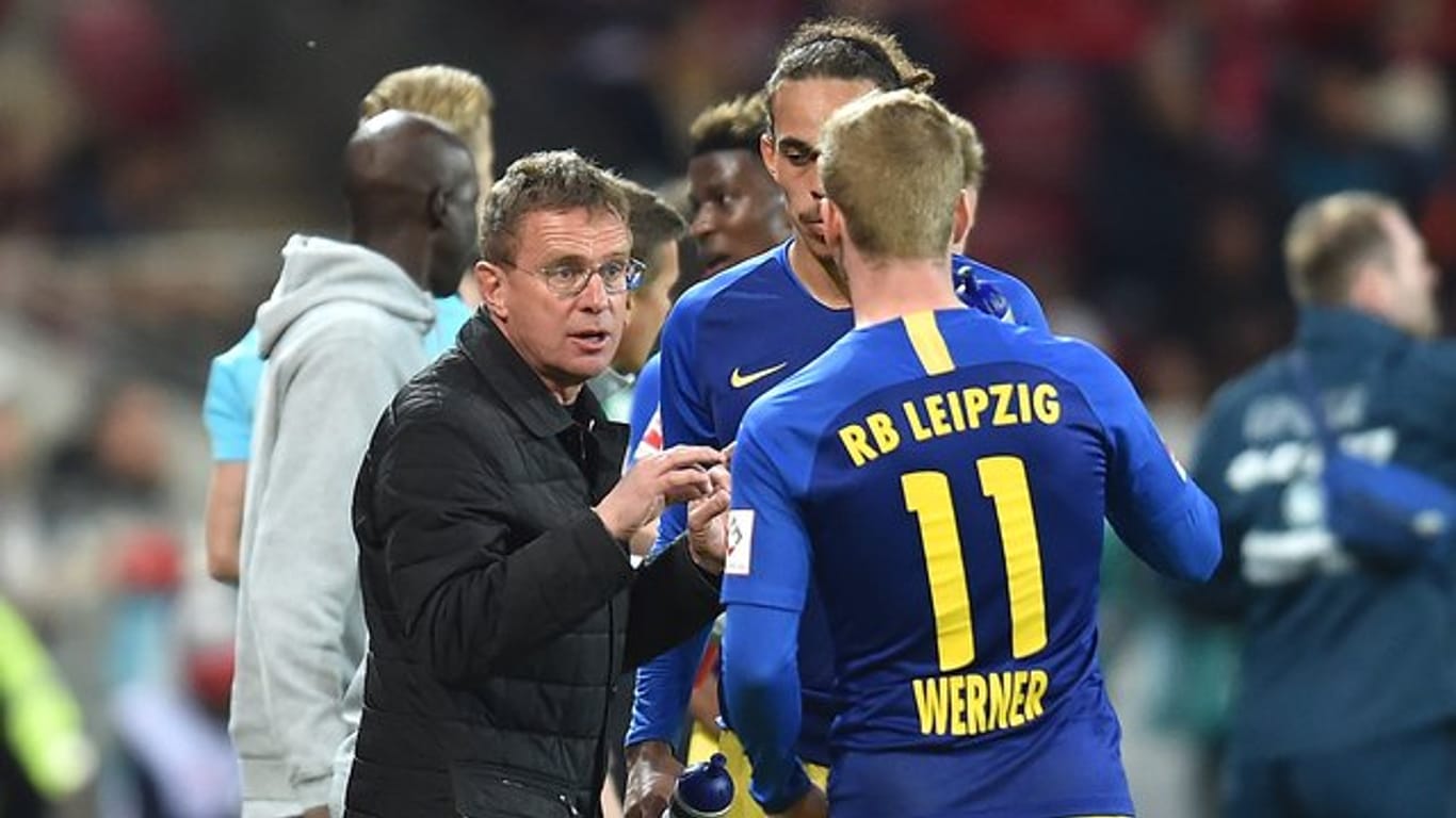 Leipzigs Trainer Ralf Rangnick spricht mit Leipzigs Timo Werner