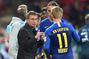 Leipzigs Trainer Ralf Rangnick spricht mit Leipzigs Timo Werner