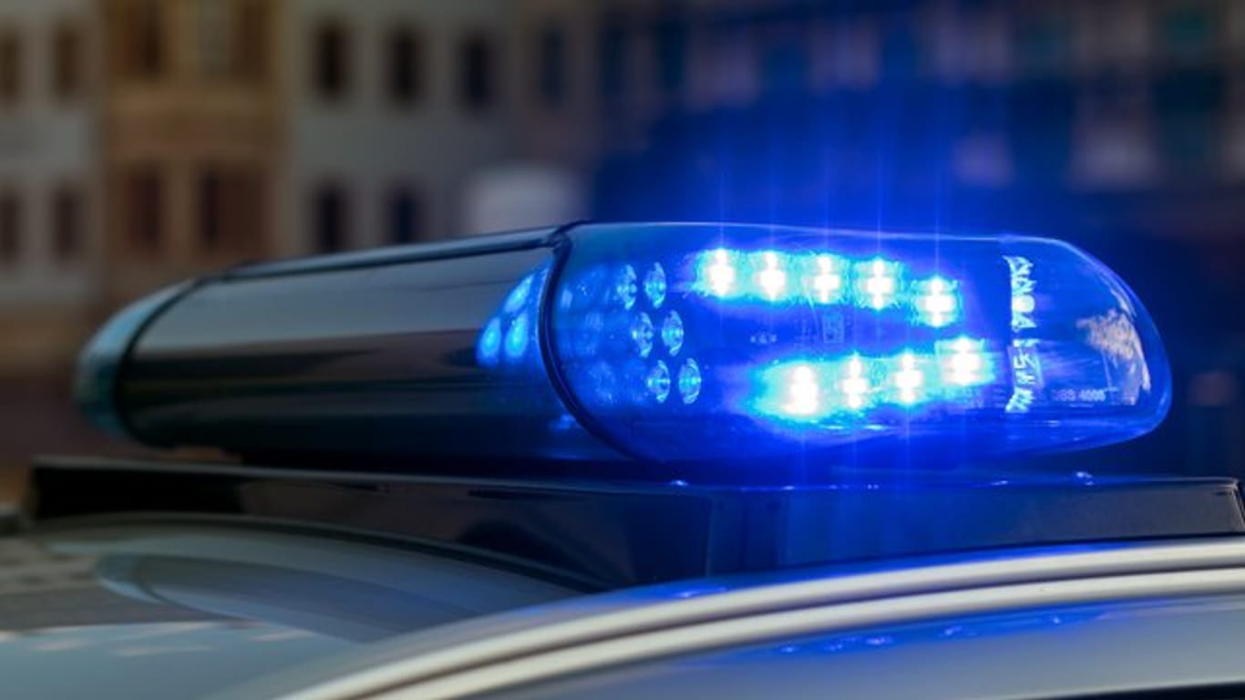 Ein Blaulicht leuchtet auf dem Dach eines Streifenwagens: Ein 29-Jähriger hat in Erfurt versucht, nach einer Drogenfahrt die Polizisten zu bestechen.