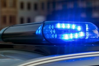 Ein Blaulicht leuchtet auf dem Dach eines Streifenwagens: Ein 29-Jähriger hat in Erfurt versucht, nach einer Drogenfahrt die Polizisten zu bestechen.