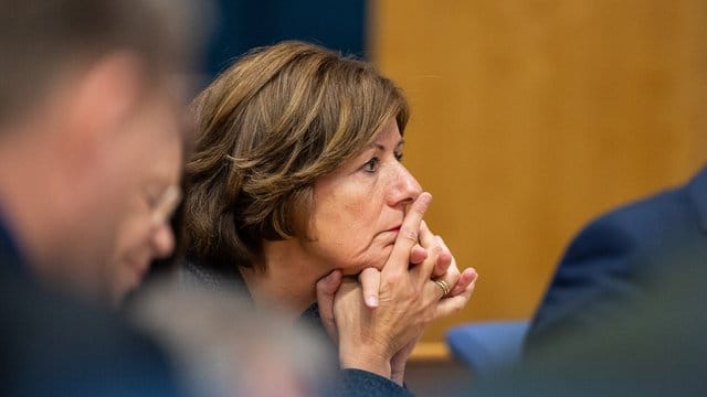 Malu Dreyer (SPD), Ministerpräsidentin von Rheinland-Pfalz, hält sich die Hände ans Kinn: Nach wochenlangem Verbot konnte sie ihre Mutter in einem Seniorenheim besuchen.