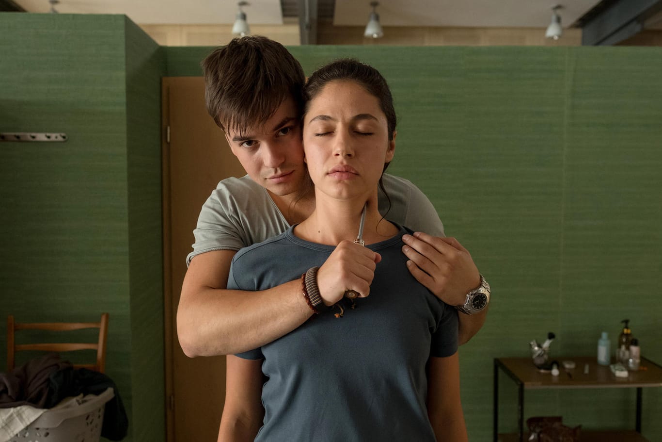 "Tatort": Sandro (Louis Held) hält Nasrin (Soma Pysall) ein Messer an den Hals.