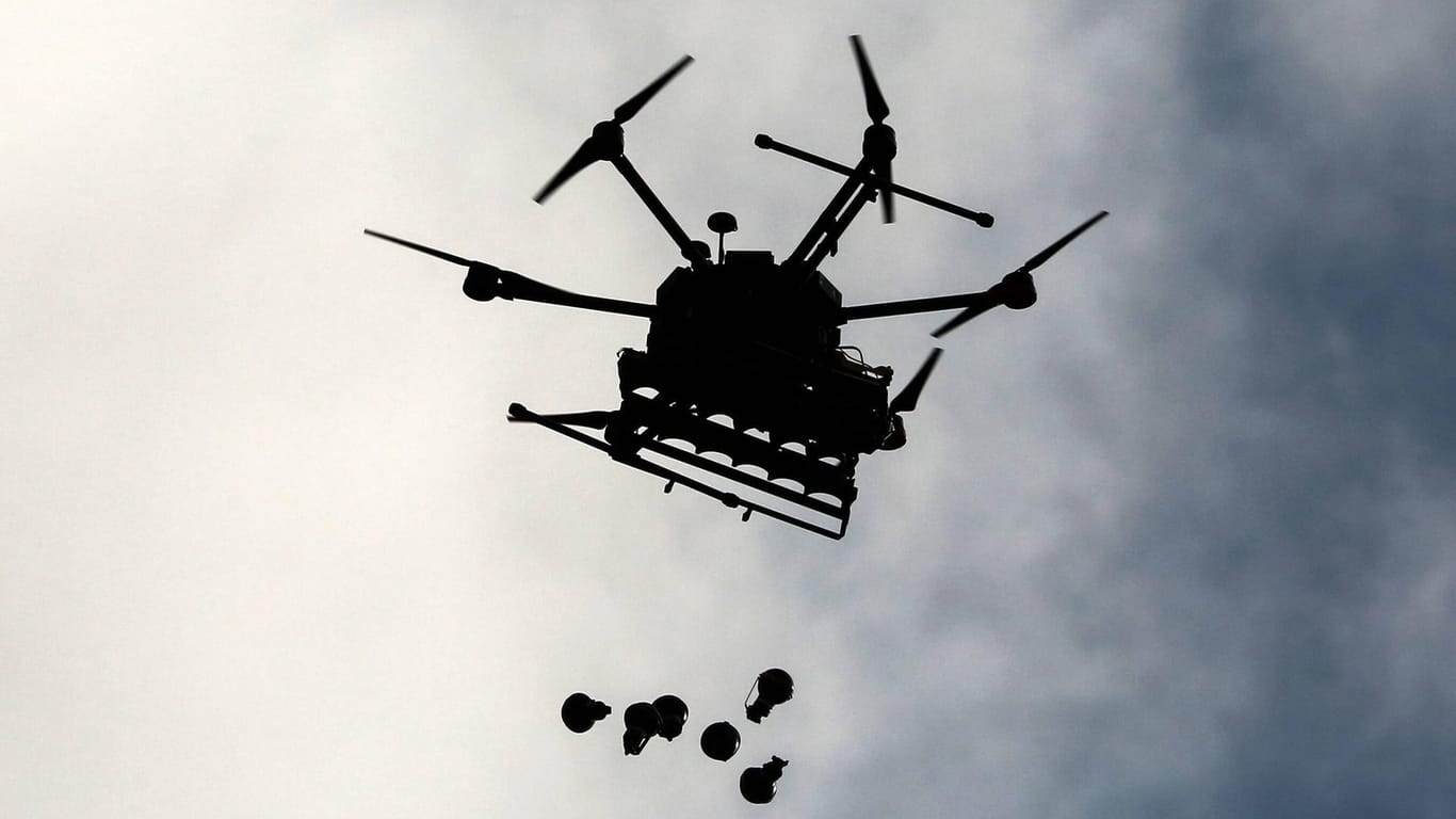 Israelische Drohne beim Abwurf von Tränengas im Westjordanland: Auch in Deutschland diskutieren Verteidigungspolitiker nun über den Einsatz bewaffneter Drohnen für die Bundeswehr.
